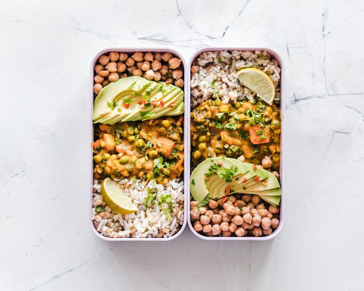 Boîte à deux compartiments garnie de pois chiches et de riz