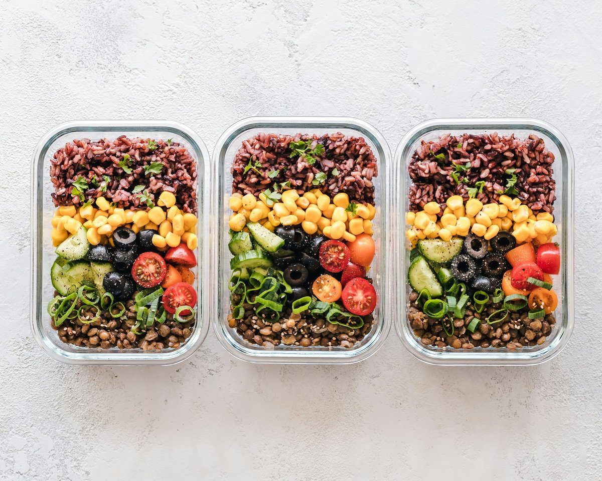 Trois boîtes en verre garnies de repas pour la semaine