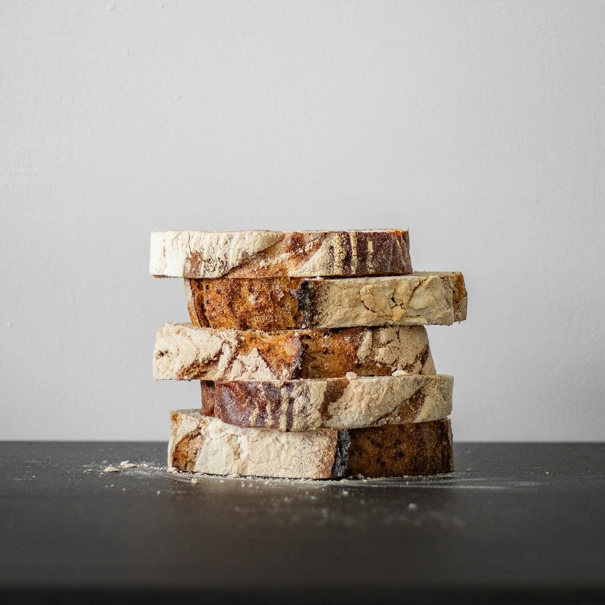 Pile de tranches de pain de campagne posées sur une table