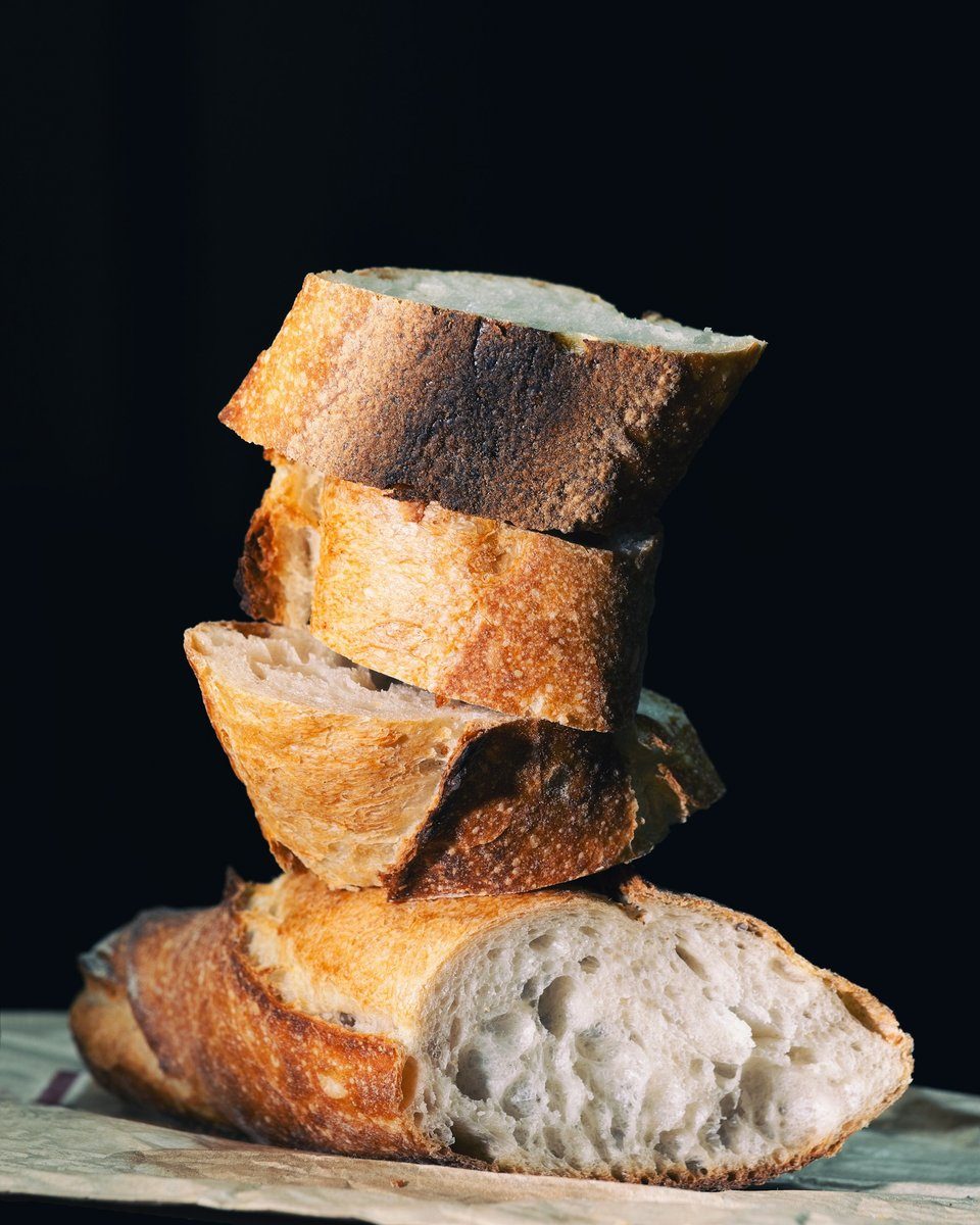 Morceaux de baguette empilés sur un fond noir