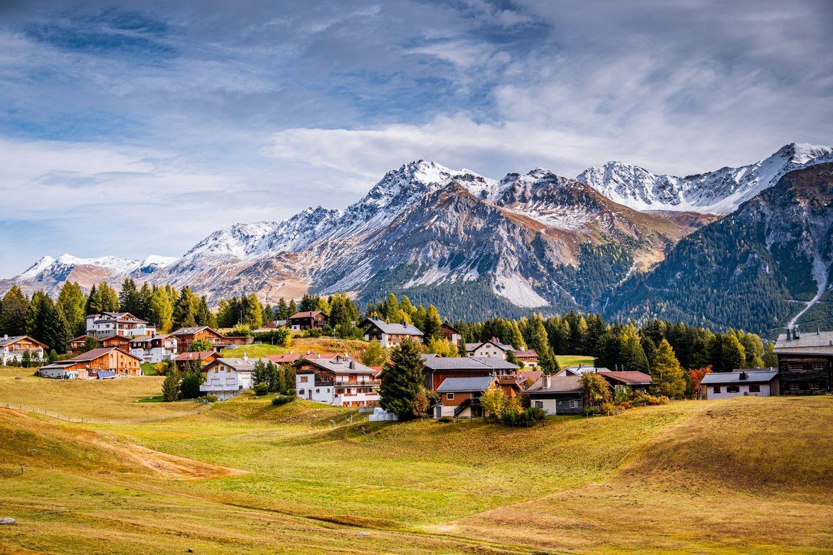 Village de montagne aux toits serrés au pied des sommets
